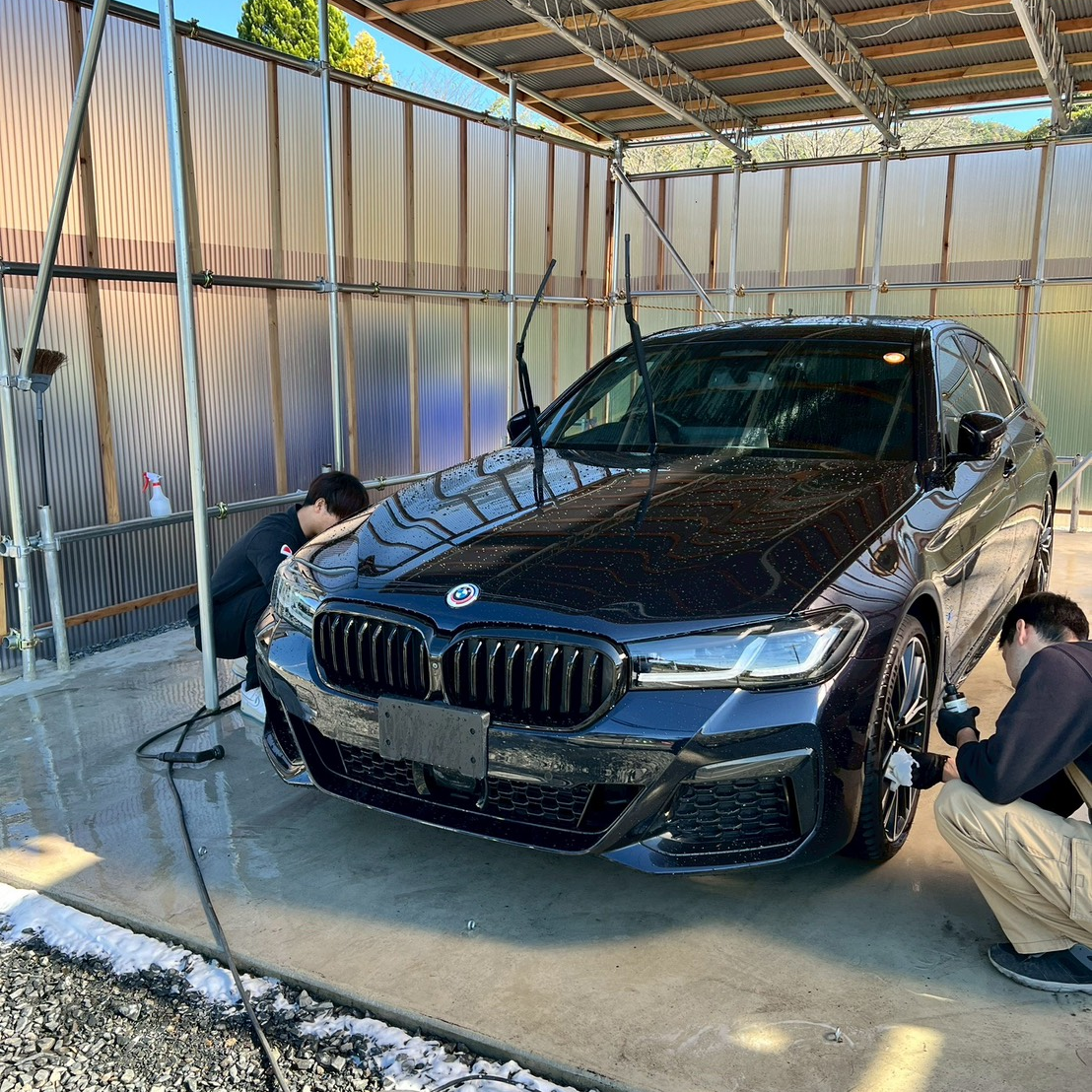 洗車施工中の黒い車両